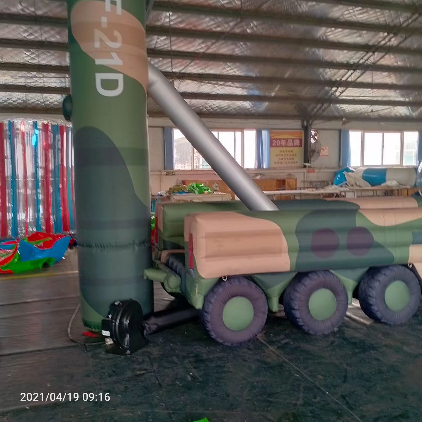 大厂军事演习中的充气目标车辆：模拟发射车雷达车坦克飞机